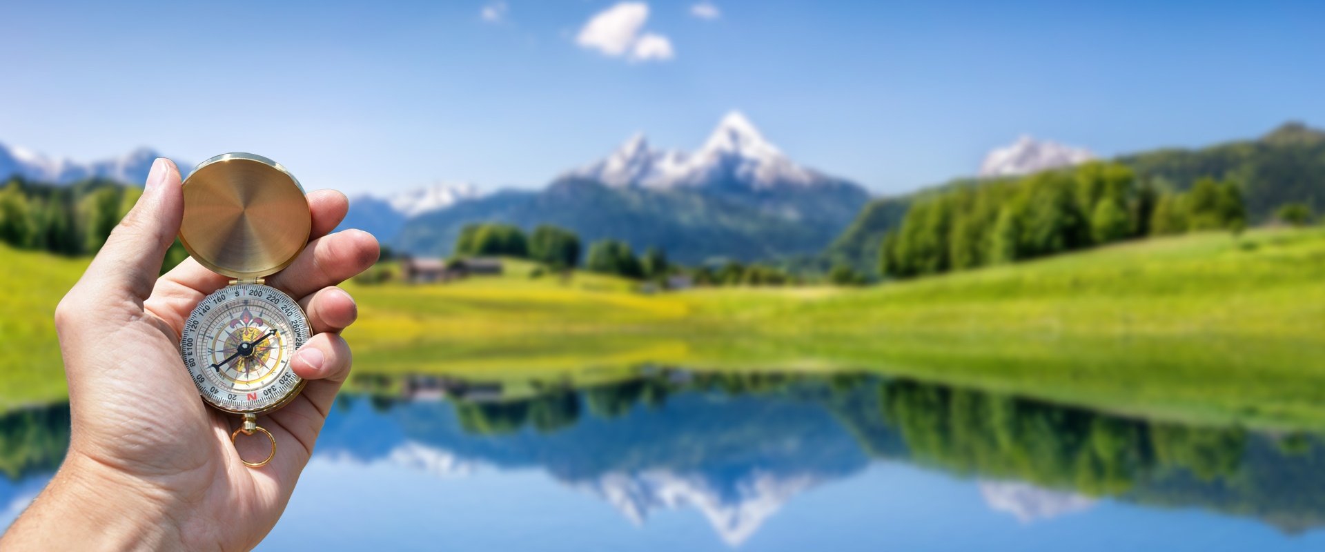 Berglandschaft in Bayern mit Kompass